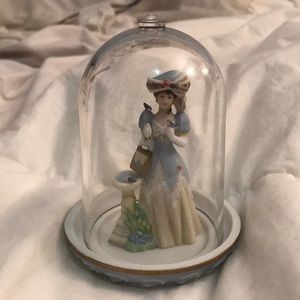 Mini mrs Albee doll with plate and cover Avon